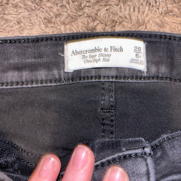 abercrombie & fitch super high rise ultra skinny black jeans wit ripped knee - Picture 4 of 6